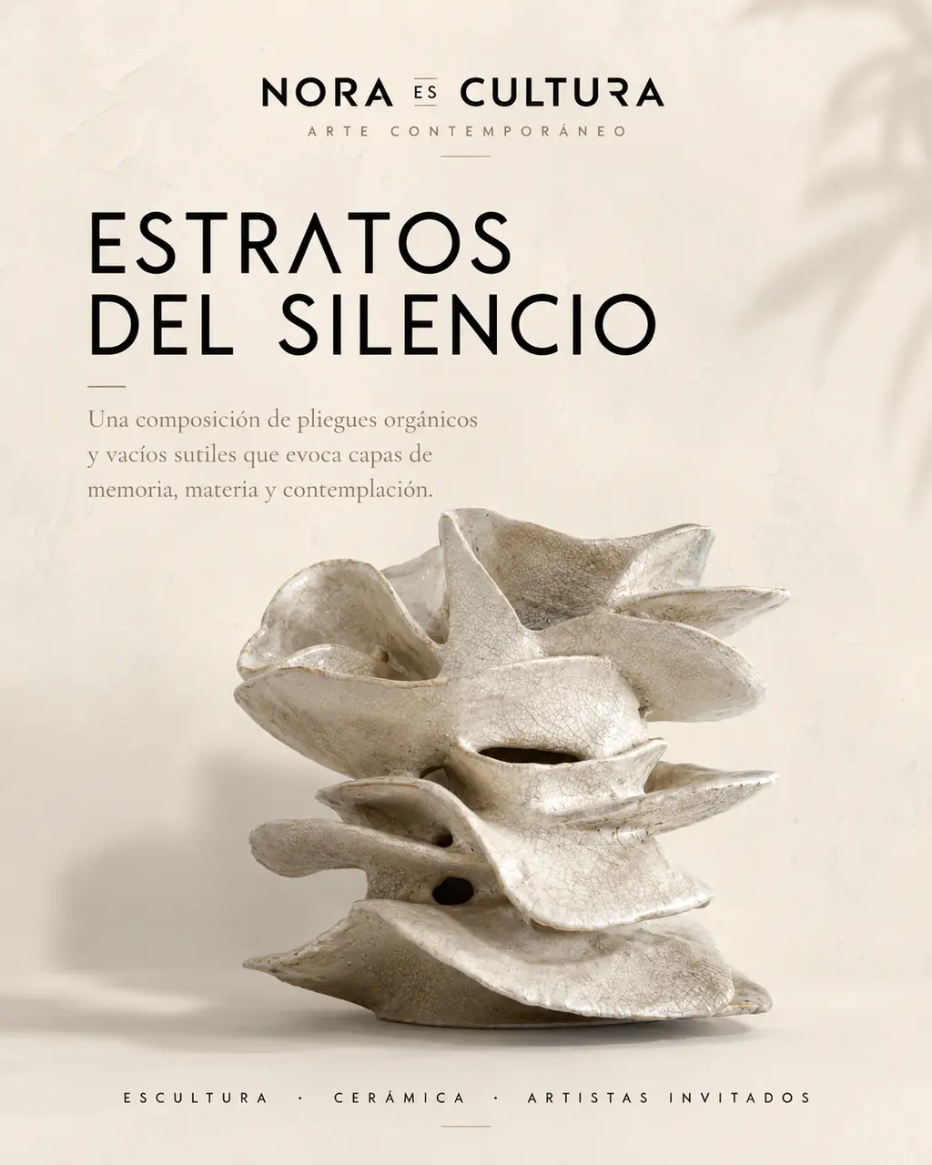 Estratos del Silencio — escultura cerámica de Nora Bystrowicz